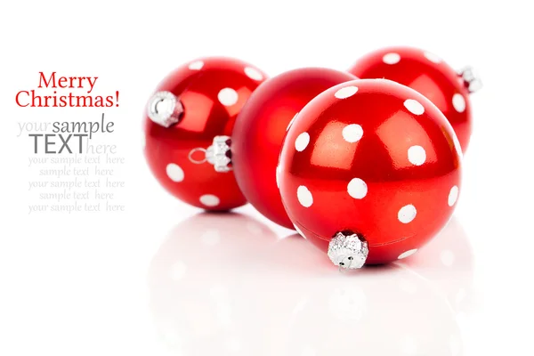Puntíková červená Vánoční cetka, izolovaných na bílém — Stock fotografie