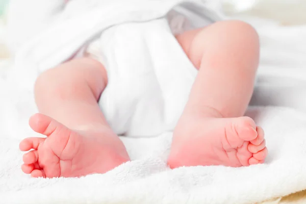 Lähikuva vauvan jalat — kuvapankkivalokuva