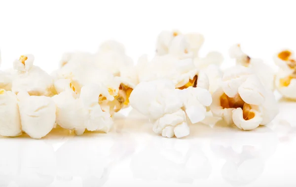 Popcorn isoliert auf weißem Hintergrund — Stockfoto