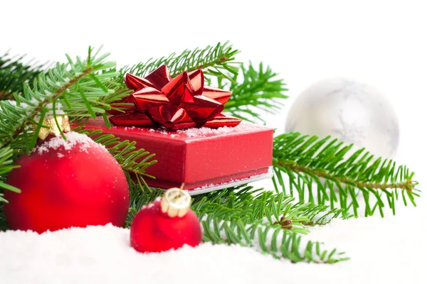 Julgranskulor och fir grenar med dekorationer isolerade över — Stockfoto