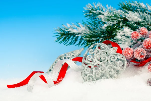 Addobbi natalizi sulla neve, sfondo blu — Foto Stock
