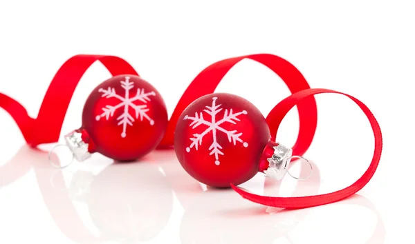 Rosso palle decorazione natalizia con nastro di raso, isolato su wh — Foto Stock
