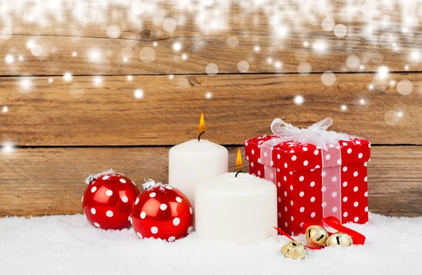 Presente de Natal vermelho com neve, no fundo de madeira — Fotografia de Stock