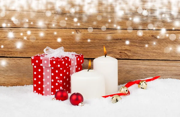 Presente de Natal vermelho com neve, no fundo de madeira — Fotografia de Stock