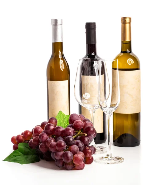 Bouteille de vin rouge et blanc avec raisins, fond blanc — Photo