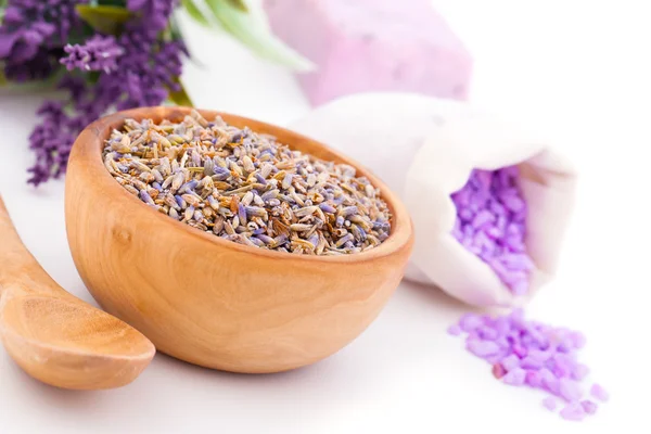 Lavanda flores secas, sal de baño aislada sobre fondo blanco —  Fotos de Stock