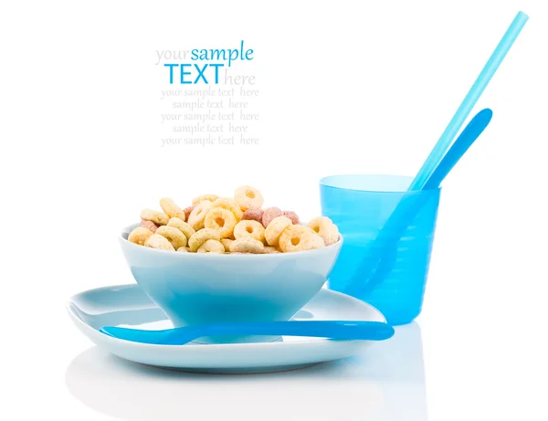 Deliciosos Cheerios aveia Cereal em tigela, isolado no branco — Fotografia de Stock