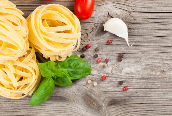 Nido di fettuccine di pasta italiana, su fondo di legno — Foto Stock