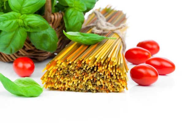 Verse pasta en Italiaanse ingrediënten, geïsoleerd op een witte pagina — Stockfoto