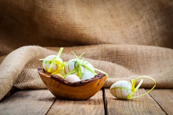 Huevos de Pascua sobre fondo de madera blanca —  Fotos de Stock