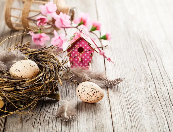 Uova di Pasqua su sfondo di legno bianco — Foto Stock