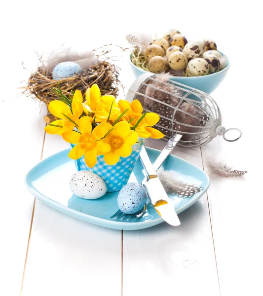 Decoración de mesa con nido de huevos de Pascua en plato, en madera blanca —  Fotos de Stock