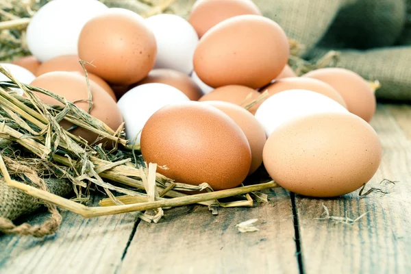 Huevos sobre fondo de madera — Foto de Stock