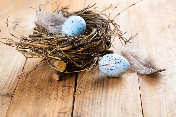 Huevos de Pascua sobre fondo de madera blanca — Foto de Stock