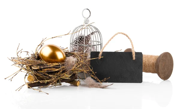 Goldenes Ei im Nest mit Tafel mit Platz für Text, auf weiß — Stockfoto