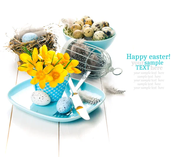 Table decoration with easter eggs nest on plate, on white wooden — Stock Photo, Image