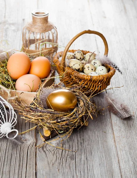 Golden egg of chickens in nest, on wooden background — Stock Photo, Image