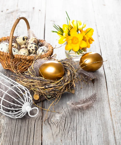 Złote jajo kury w gnieździe, na tle drewniane — Zdjęcie stockowe