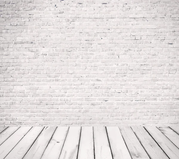 Camera interna con parete in mattoni bianchi e pavimento in legno — Foto Stock