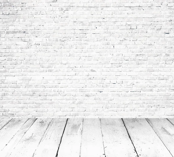 Quarto interior com parede de tijolo branco e piso de madeira — Fotografia de Stock