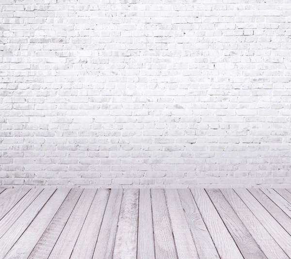 Quarto interior com parede de tijolo branco e piso de madeira — Fotografia de Stock