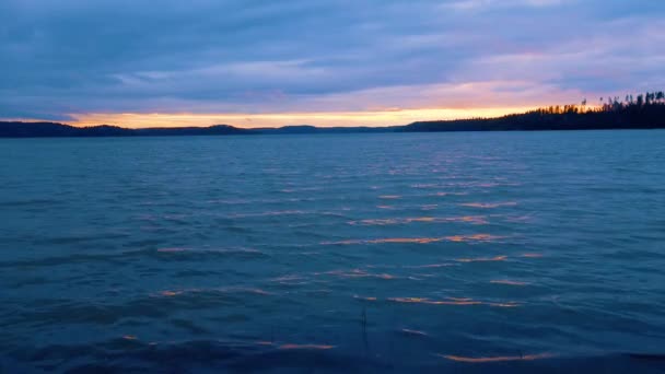 Los Primeros Rayos Del Sol Despierto Iluminan Las Frías Aguas — Vídeo de stock