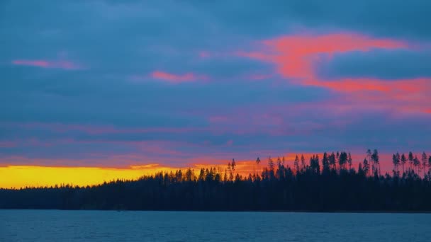 Primi Raggi Del Sole Sveglio Illuminano Fredde Acque Del Lago — Video Stock