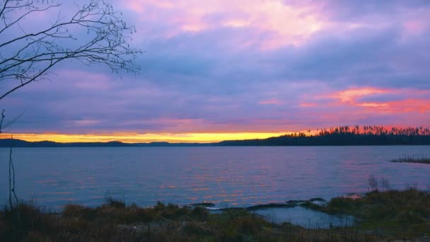 Primi Raggi Del Sole Sveglio Illuminano Fredde Acque Del Lago — Video Stock