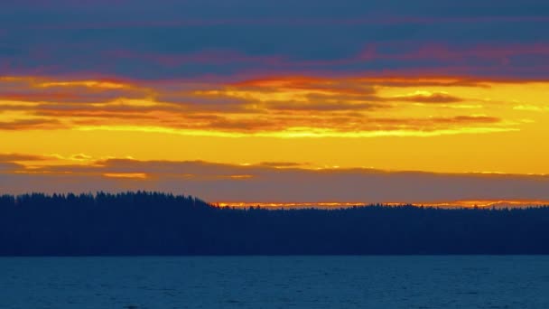 Eerste Stralen Van Ontwaakte Zon Verlichten Het Koude Water Van — Stockvideo