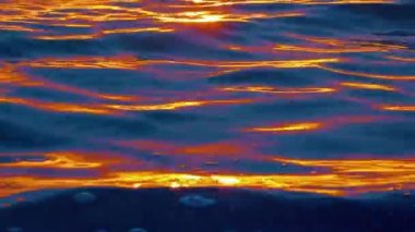 Uyanık güneşin ilk ışıkları kış gölünün soğuk sularını aydınlatır..