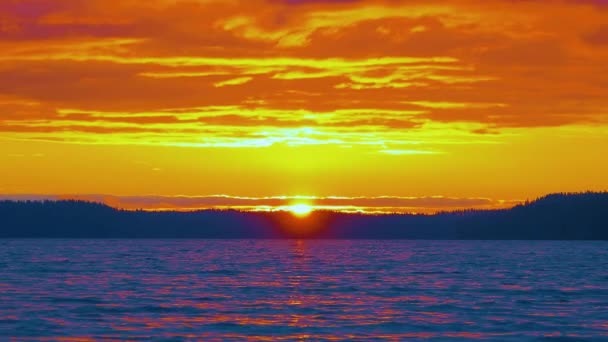 夕阳西下的第一缕阳光照亮了冬日湖水的寒冷 — 图库视频影像
