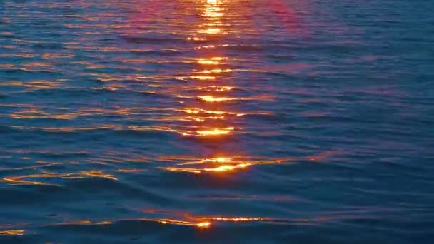 Pierwsze Promienie Budzącego Się Słońca Oświetlają Zimne Wody Zimowego Jeziora — Wideo stockowe