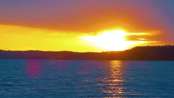 Los Primeros Rayos Del Sol Despierto Iluminan Las Frías Aguas — Vídeo de stock