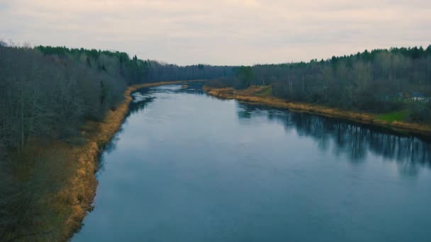 Kış Gökyüzü Kış Nehrinin Soğuk Suyuna Hafif Bir Kartopu Serper — Stok video