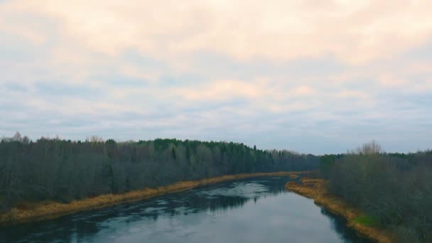 Зимнее Небо Брызгает Легким Снежком Холодной Воде Зимней Реки — стоковое видео