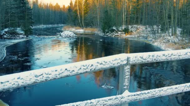 Der Winterhimmel Streut Einen Leichten Schneeball Auf Das Kalte Wasser — Stockvideo