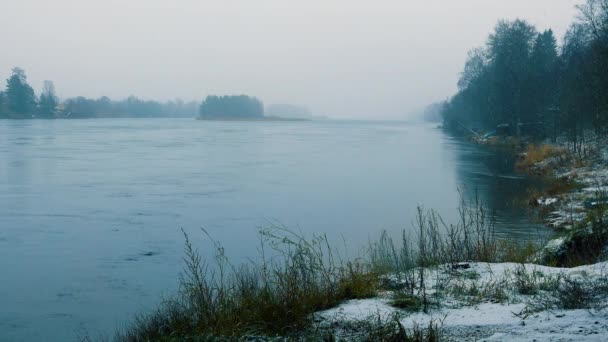 Kış Gökyüzü Kış Nehrinin Soğuk Suyuna Hafif Bir Kartopu Serper — Stok video