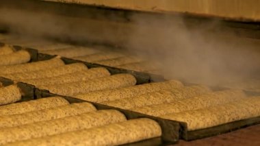 Ekmek fabrikasında buğday unundan vanilyalı ekmek kırıntıları üretiliyor..