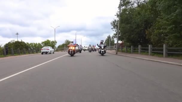 每年都有一大批来自不同摩托车俱乐部的俄罗斯摩托车手为了纪念二战的伟大胜利而举行大规模的摩托车集会 — 图库视频影像