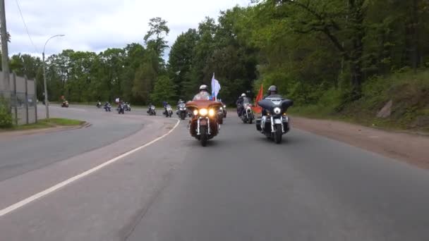 毎年異なるオートバイクラブからのロシアのオートバイの大規模なグループは 第二次世界大戦での偉大な勝利を記念して大規模なオートバイラリーを行います — ストック動画