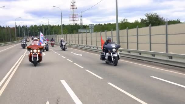 Sekelompok Besar Pengendara Sepeda Motor Rusia Dari Klub Motor Yang — Stok Video