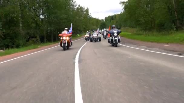 毎年異なるオートバイクラブからのロシアのオートバイの大規模なグループは 第二次世界大戦での偉大な勝利を記念して大規模なオートバイラリーを行います — ストック動画