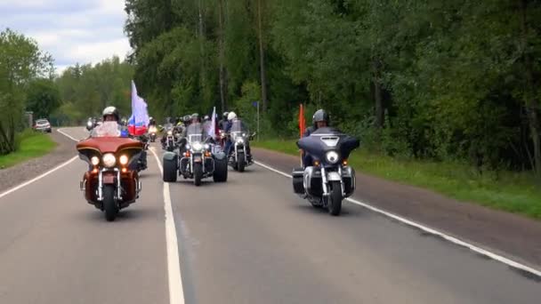 모터사이클 클럽에서 러시아 모터사이클 선수들 대전의 승리를 기념하기 대규모 모터사이클 — 비디오