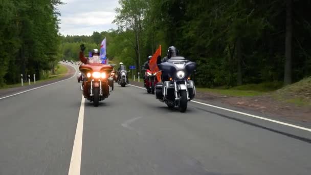 Duża Grupa Rosyjskich Motocyklistów Różnych Klubów Motocyklowych Roku Organizuje Dużą — Wideo stockowe