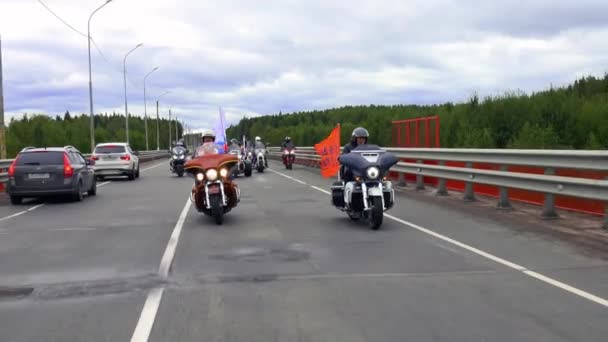 모터사이클 클럽에서 러시아 모터사이클 선수들 대전의 승리를 기념하기 대규모 모터사이클 — 비디오
