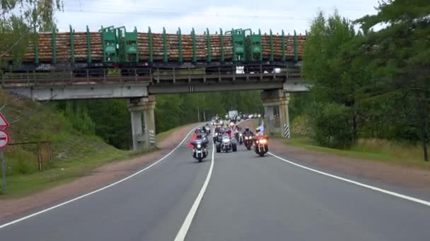 毎年異なるオートバイクラブからのロシアのオートバイの大規模なグループは 第二次世界大戦での偉大な勝利を記念して大規模なオートバイラリーを行います — ストック動画