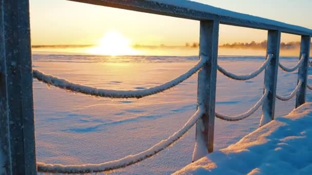 Prachtige Koude Zonsondergang Winter Ijzige Rivier Luchtdamp Verspreidt Zich Het — Stockvideo