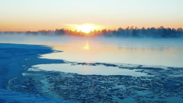 Prachtige Koude Zonsondergang Winter Ijzige Rivier Luchtdamp Verspreidt Zich Het — Stockvideo