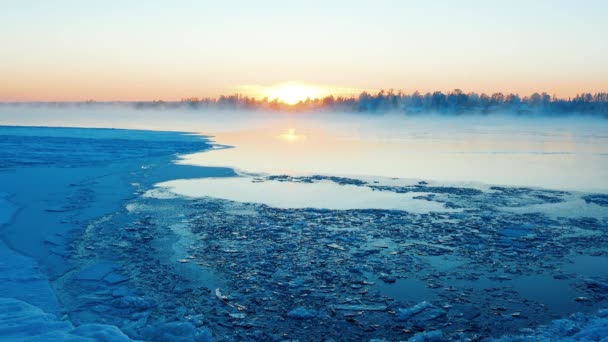 Prachtige Koude Zonsondergang Winter Ijzige Rivier Luchtdamp Verspreidt Zich Het — Stockvideo