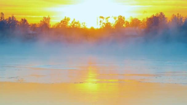 Prachtige Koude Zonsondergang Winter Ijzige Rivier Luchtdamp Verspreidt Zich Het — Stockvideo
